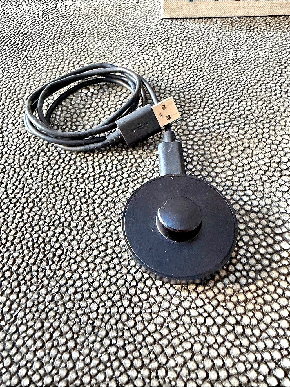 Oura Ring Gen3 in Gold size 8 - Picture 8 of 9